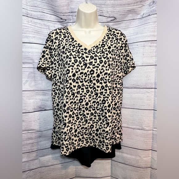 Blooming Jelly Leopard V-neck Tee - Picture 1 of 5